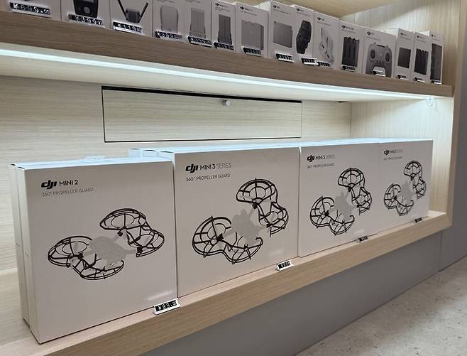 29일 오후 베이징의 상업 중심지 궈마오에 있는 쇼핑몰 에스케이피(SKP)의 다장이노베이션(DJI) 매장에선 드론을 팔지 않고, 드론 프로펠러 보호대만 판매 중이다. 베이징/이정연 특파원