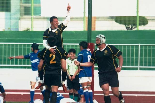 태일은 럭비가 사람과 부대끼며 하는 스포츠라 좋다고 했다. 사진은 2006년 5월에 열린 '제17회 대통령기 전국 종별 럭비 선수권 대회'에 출전했을 당시 우승이 결정된 순간. 2번 선수에게 안겨 왼손 검지를 하늘 위로 치켜들고 있는 선수가 태일이다. 유족 제공