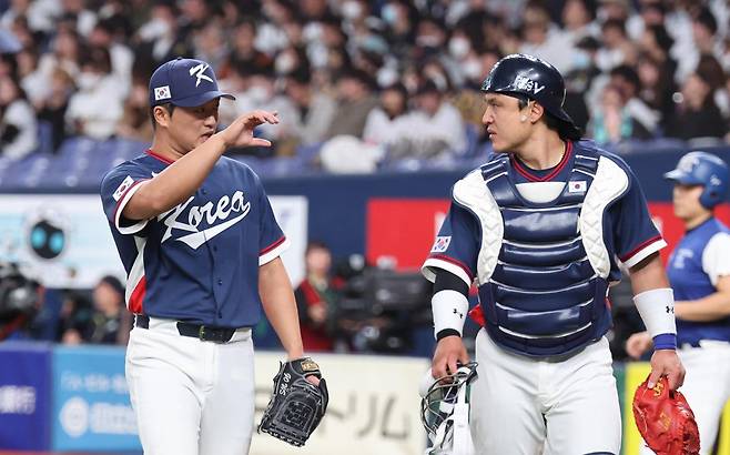 지난달 3일 월드베이스볼클래식(WBC)을 앞두고 일본 오사카 교세라돔에서 열린 일본 프로야구 오릭스 버팔로스와의 평가전에서 한국 대표팀의 포수 박동원(오른쪽)이 투수 고우석과 이야기하고 있다. 2022년 4월 키움에서 KIA로 트레이드됐던 박동원은 FA 계약을 통해 LG 유니폼을 입고 주전 포수로 활약하고 있다. 오사카=연합뉴스