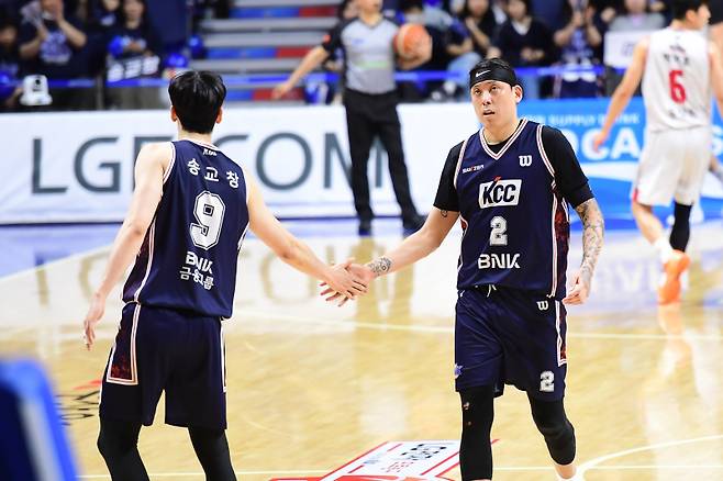 KCC 송교창(왼쪽)과 최준용이 28일 부산 사직체육관에서 열린 정관장과의 4강 PO 3차전 중 하이파이브하고 있다. 사진=KBL