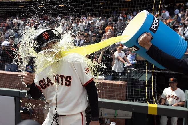 <yonhap photo-2159=""> Apr 26, 2026; San Francisco, California, USA; San Francisco Giants right fielder Jung Hoo Lee (51) get doused during a postgame interview following a 6-3 victory over the Miami Marlins at Oracle Park. Mandatory Credit: D. Ross Cameron-Imagn Images/2026-04-27 07:49:59/ <저작권자 ⓒ 1980~2026 ㈜연합뉴스. 무단 전재 재배포 금지, AI 학습 및 활용 금지></yonhap>
