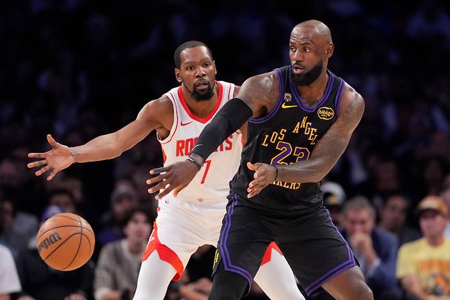 <yonhap photo-3508="">휴스턴 듀란트가 지난 22일 LA와의 2025~26 NBA 서부콘퍼런스 PO 1라운드 2차전 중 르브론 제임스와 경합하고 있다. AP=연합뉴스</yonhap>