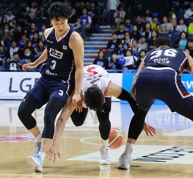 <yonhap photo-5393=""> 막아야 해 (부산=연합뉴스) 강선배 기자 = 28일 부산 사직체육관에서 열린 2025~26 프로농구 부산 KCC와 안양 정관장 4강 PO 3차전 경기. 정관장 변준형이 KCC 허웅의 반칙으로 넘어지고 있다. 2026.4.28 sbkang@yna.co.kr/2026-04-28 19:36:40/ 연합뉴스</yonhap>