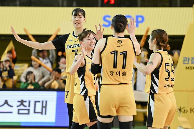 2026시즌 WKBL 통합 우승을 차지한 청주 KB. 왼쪽부터 박지수, 이채은, 강이슬, 사카이 사라. WKBL 제