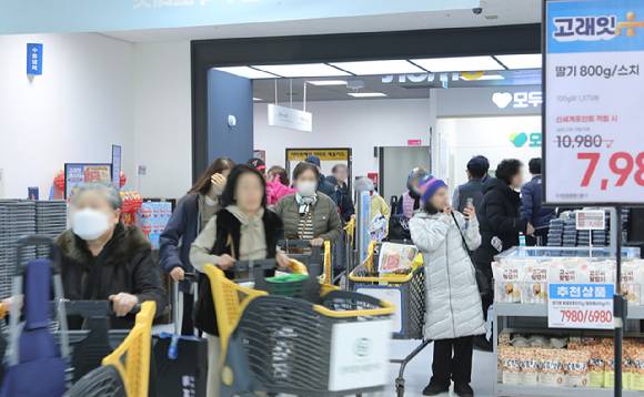 지난 2월 이마트 '고래잇페스타' 첫날 용산점 문이 열리자 매장으로 들어가는 고객들의 모습. [사진=이마트]