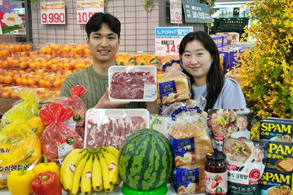 롯데마트 제타플렉스 잠실점에서 모델들이 롯데마트 '통큰데이' 행사 상품을 소개하고 있다. [사진=롯데마트]