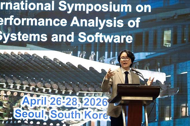 정명수 파네시아 대표가 ISPASS 2026 기조연설을 진행했다 / 출처=IT동아