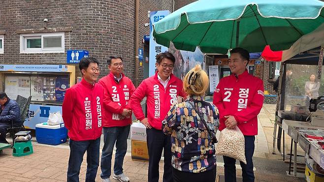 경기 평택을 재선거에 출마한 유의동 국민의힘 후보가 28일 경기 평택시 팽성읍 팽성시장을 방문해 시민들과 이야기하고 있다. 평택=양수민 기자
