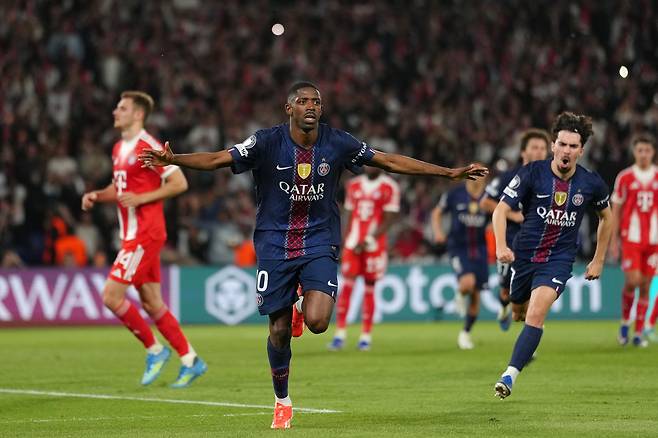 페널티킥골을 터트린 PSG 뎀벨레. AP=연합뉴스