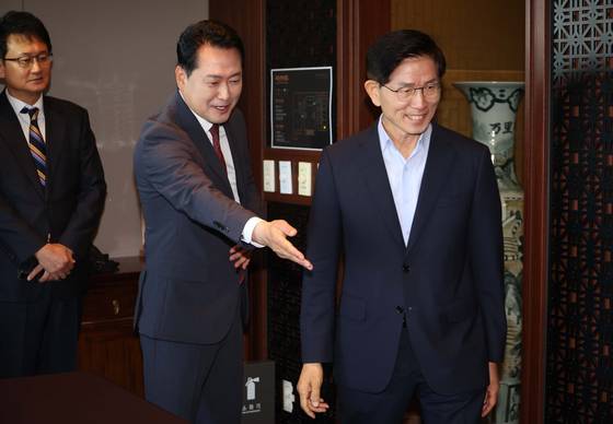 지난해 9월 장동혁 국민의힘 대표가 서울 여의도의 한 음식점에서 당시 김문수 전 국민의힘 대선 후보와 만나 안내하고 있다. 김성룡 기자