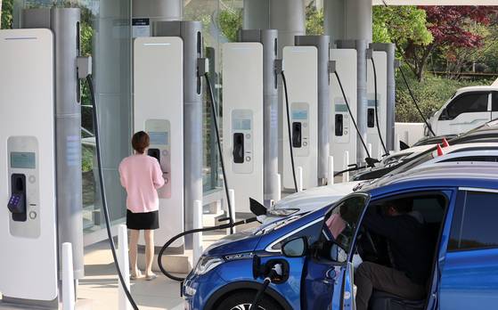 경기도 안성시 원곡면 경부고속도로 안성휴게소 서울 방향에 설치된 초고속 전기차 충전소가 전기차들로 가득 차 있다. 뉴스1