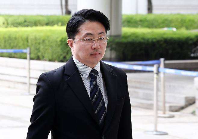 김건희 여사 일가의 집사로 알려진 김예성 씨가 3일 서울 서초구 서울고등법원에서 열린 항소심 공판을 마치고 법정을 나서고 있다. '김건희 집사 게이트' 당사자로 알려진 김 씨는 사모펀드 오아시스에쿼티파트너스를 통해 대기업과 금융·증권사들로부터 자신이 설립에 관여한 IMS모빌리티(전신 비마이카)에 184억 원대의 투자를 받았다는 의혹을 받고 있다. 뉴스1