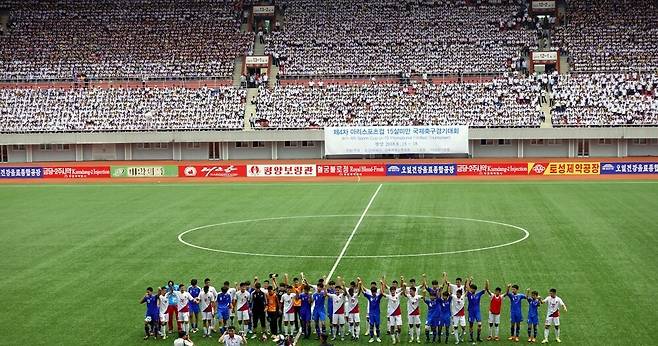 ▲ 2018년 8월 15일 제4회 아리스포츠컵 국제유소년(U15) 축구대회 개막전이 북한 평양 김일성 경기장에서 열려 강릉 주문진중학교와 북측 4·25체육단의 경기를 보러 온 관중들로 가득차 있다.