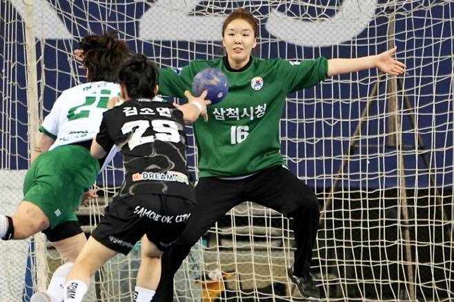 ▲ 삼척시청 박새영이 27일 서울 티켓링크 라이브 아레나에서 열린 부산시설공단과 신한 SOL Bank 2025-2026 핸드볼 H리그 여자부 플레이오프에서 상대의 공세를 막아내고 있다.  한국핸드볼연맹 제공