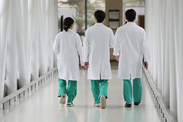 ▲ 서울 시내 한 대학병원에서 의료진이 이동하고 있다. 연합뉴스