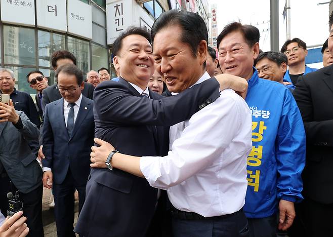 ▲ 더불어민주당 정청래 대표와 이광재 하남갑 보궐선거 후보가 29일 경기도 하남 덕풍전통시장에서 포옹하고 있다. 연합뉴스