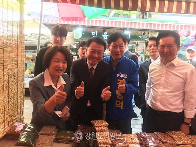 ▲ 더불어민주당 정청래 대표와 추미애 경기지사 후보, 이광재 하남갑 보궐선거 후보, 강병덕 하남시장 후보가 29일 경기도 하남 덕풍전통시장을 찾아 상인과 인사하고 있다. 독자제공