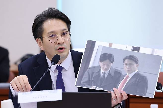 전용기 더불어민주당 의원이 7일 서울 여의도 국회에서 열린 윤석열정권정치검찰조작기소의혹사건진상규명국정조사특별위원회 전체회의에서 윤상현 국민의힘 의원과 박상용 검사가 인사하는 사진을 들고 발언하고 있다. 사진=뉴스1