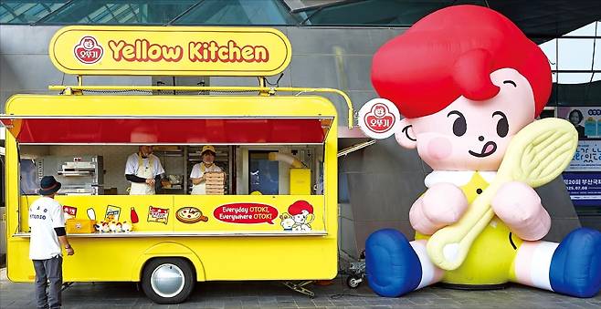 오뚜기가 론칭한 공식 캐릭터 옐로우즈(Yellows)와 함께 찾아가는 주방 콘셉트의 푸드트럭 ‘옐로우즈 키친(YELLOWS KITCHEN)’. /오뚜기 제공