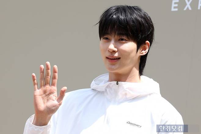 배우 변우석이 29일 오후 서울 성수동 쎈느에서 열린 '디스커버리 유어 액티브 썸머(DISCOVER YOUR ACTIVE SUMMER)' 포토행사에 참석해 포즈를 취하고 있다. / 사진=변성현 한경닷컴 기자