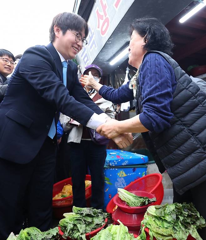 ６·3 지방선거와 함께 치러지는 부산 북갑 보궐선거 더불어민주당 후보로 출마하는 하정우 전 청와대 AI 수석이 29일 오후 부산 북구 구포시장을 찾아 상인들과 인사하고 있다. 사진=연합뉴스