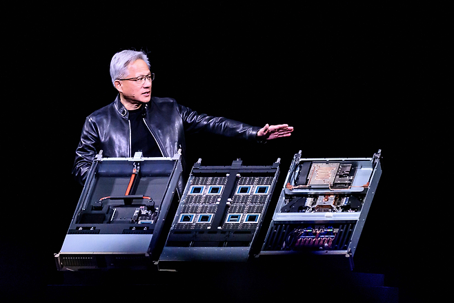 젠슨 황 엔비디아 최고경영자(CEO)가 3월16일 미국 새너제이에서 열린 GTC 2026에서 베라 루빈 플랫폼을 공개하고 있다. AFP연합뉴스