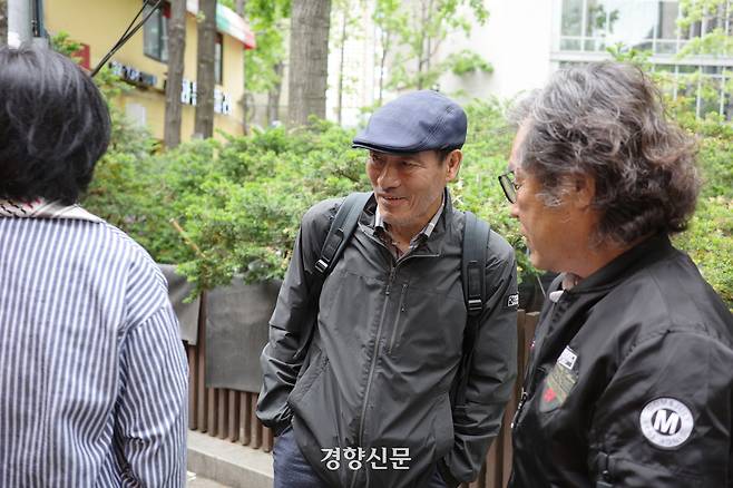 산재 노동자 사망 추모의 날을 맞은 28일 산재 유가족 이용관씨(70)가 다른 유가족과 대화하고 있다. 우혜림 기자