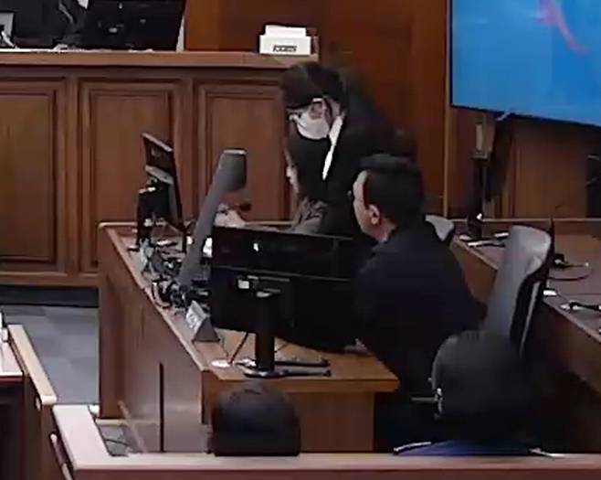 도이치모터스 주가조작과 통일교 금품수수 등 혐의로 재판에 넘겨진 김건희 여사가 28일 서울 서초구 서울고등법원에서 열린 항소심 선고공판에서 선고를 듣고 있다. 김 여사는 이날 1심보다 무거운 징역 4년을 선고받았다. 연합뉴스
