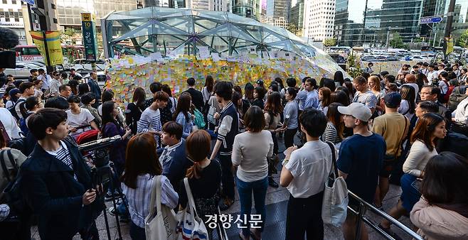 2026년 5월 19일, 시민들이 강남역 10번 출구 여성 살해사건의 피해자를 추모하기위해 서울 강남역 10번출구에 모여있다. 이준헌 기자