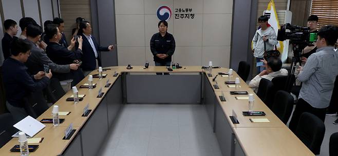 답답 박연수 화물연대 기획실장이 29일 경남 진주시 고용노동부 진주지청에서 취재진에게 BGF로지스와 단체합의서 조인식이 지연되는 이유를 설명하고 있다.  연합뉴스