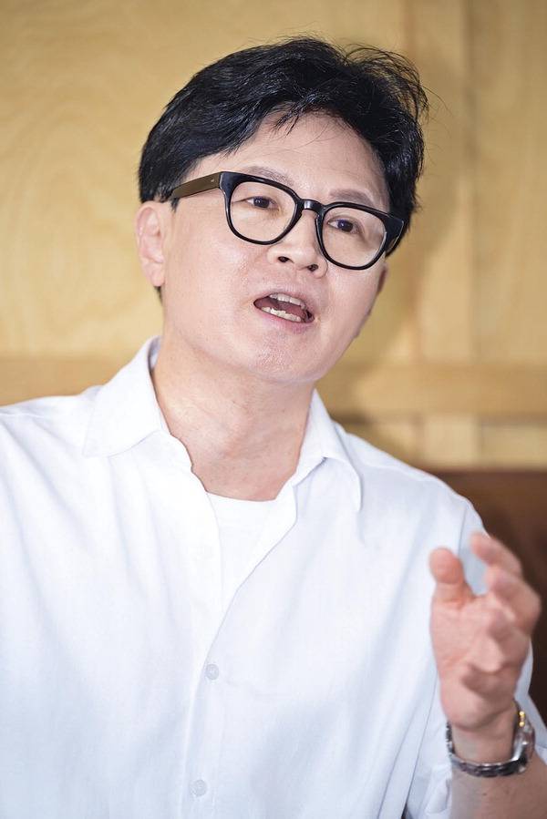 6·3 부산 북갑 국회의원 보궐선거에 무소속으로 나서는 한동훈 전 국민의힘 대표가 지난 28일 북구의 한 카페에서 국제신문과 인터뷰를 하고 있다.  전민철 기자