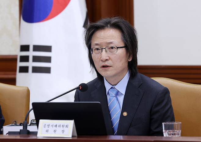 Fair Trade Commission Chairman Ju Biung-ghi speaks at a meeting of ministers related to managing market prices affecting people's livelihoods held at the government complex in Seoul on April 23. [NEWS1]