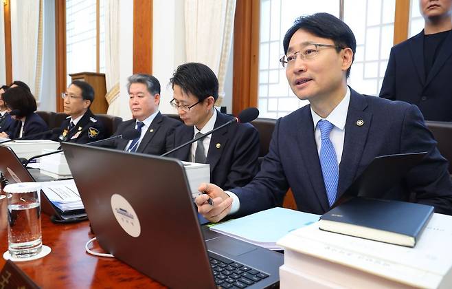 임광현 국세청장이 지난 28일 청와대에서 열린 국무회의 겸 비상경제점검회의에서 이재명 대통령의 질문에 답변하고 있다. 청와대통신사진기자단, 뉴시스