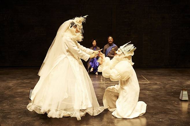 김영진 디자이너가 의상 감독으로 참여한 2016년 신시 컴퍼니의 연극 ‘햄릿’.    (c)신시 컴퍼니