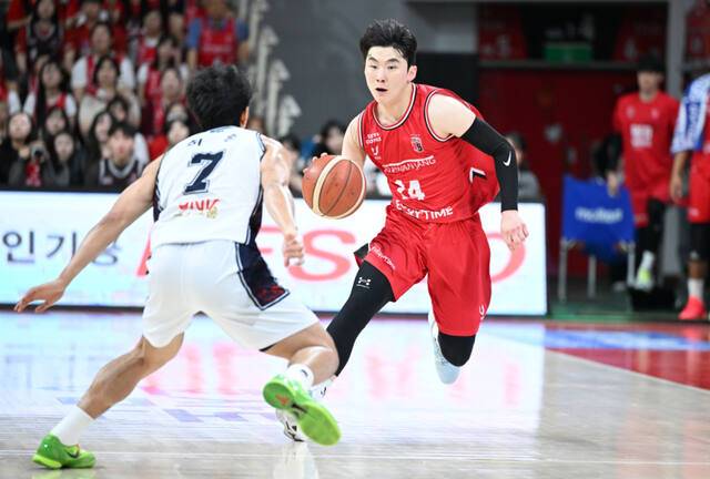 정관장의 문유현(오른쪽)이 빠른 공격 전개와 적극적인 수비로 팀 에너지를 끌어올리고 있다. 4강 PO 4차전에서도 벤치의 핵심 선수로서 흐름을 바꾸는 역할을 수행해야 한다.