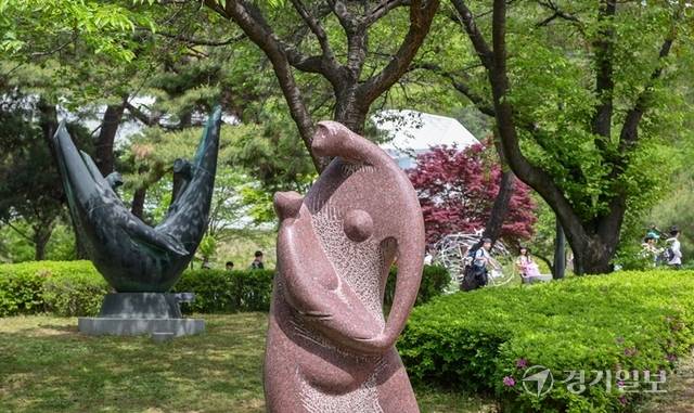 미술관 인근 장흥조각공원에서도 민복진 조각가의 작품들을 만나볼 수 있다. 윤원규기자