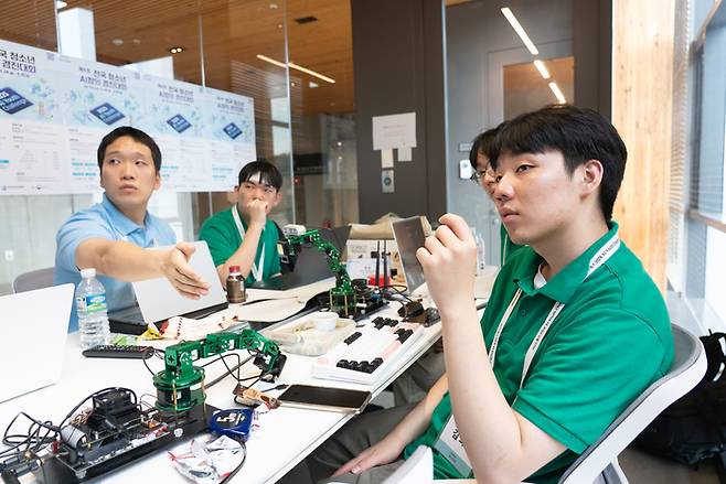 지난해 공모전 참가팀이 포스코DX AI전문가로부터 기술멘토링을 받고 있다. <사진=포스코DX>
