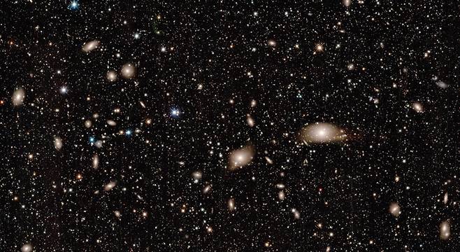 타원 은하 NGC 4696과 그 주변 은하들의 모임인 센타우루스 자리 은하단의 KS4 영상. KS4의 넓은 시야각 덕분에 다수의 밀집된 은하단 환경과 밝은 중심 은하의 모습을 한 장의 영상에 손쉽게 담을 수 있다.[장서원/정만근(서울대)]