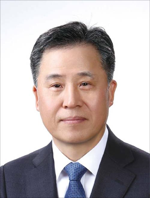 1967년생/ 서울대 수학과 석사/ 미국 미네소타대 수학 박사/ 삼성증권 캐피탈마켓본부 상무/ 삼성증권 CRO/ 메리츠화재·메리츠금융지주 CRO/ 메리츠증권 S&T 부문장/ 2023년 메리츠증권 대표(현)