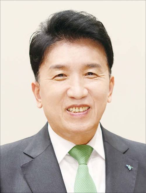 1956년생/ 단국대 회계학과/ 1980년 서울은행 입행/ 2008년 하나은행 부행장보/ 2013년 하나은행 부행장/ 2015년 KEB하나은행장/ 2022년 하나금융그룹 회장(현)
