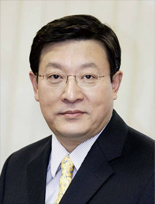 1957년생/ 고려대 법학과/ 조지워싱턴대 경영학 석사/ 1997년 LG증권 런던법인장/ 2000년 LG투자증권 IB사업본부 총괄 상무/ 2002년 GS홈쇼핑 전략기획부문장 상무/ 2004년 GS홈쇼핑 경영지원본부장 부사장/ 2007년 GS홈쇼핑 사장/ 2015년 GS홈쇼핑 대표이사 부회장/ 2024년 8월 GS문화재단 이사장(현)/ 2025년 3월 한국경제인협회 AI혁신위원장(현)/ 2020년 GS그룹 회장(현)
