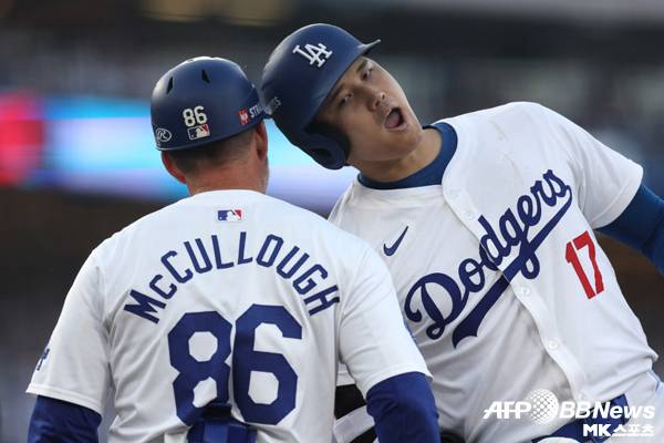 오타니는 맥컬루가 다저스 1루코치로 있던 시절 머리를 부딪히는 세리머니를 했었다. 사진=ⓒAFPBBNews = News1