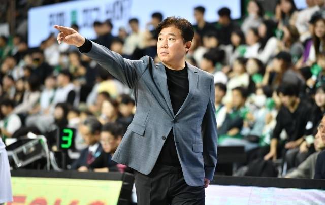 이제는 재정위원회 결과가 중요하다. 김승기 전 감독의 징계는 11월 29일까지다. 만약 재정위원회가 징계 수위를 조정, 감경 및 해제 결론을 내리면 KBL 복귀의 문이 빠르게 열리게 된다. 사진=KBL 제공