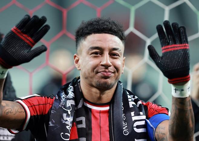 제시 린가드(코린치안스, 브라질)가 FC서울에서 활동했던 시기를 인터뷰에서 언급했다. 사진은 지난해 12월10일 서울 마포구 월드컵로 서울월드컵경기장에서 열린 2025~2026시즌 아시아축구연맹(AFC) 챔피언스리그 엘리트(ACLE) 리그 스테이지 6차전 FC서울과 멜버른 시티 경기 종료 후 진행된 환송행사에서 린가드가 팬들을 향해 마지막 인사 한 모습. /사진=뉴스1