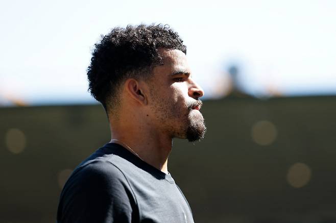 토트넘 홋스퍼 주전 공격수 도미닉 솔랑케가 햄스트링 부상을 당했다. 사진은 지난 25일(현지시각) 솔랑케가 영국 울버햄튼 몰리뉴 스타디움에서 열린 토트텀과 울버햄튼 원더러스 경기 전 워밍업 중인 모습. /로이터=뉴스1