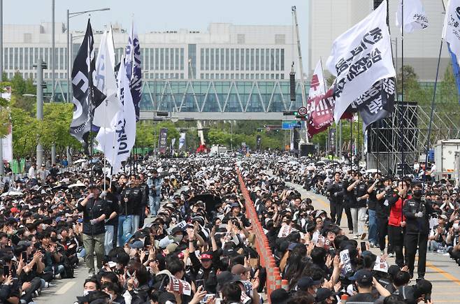 노조 총파업이 현실화될 경우 회사는 물론 산업 생태계 전반으로 영향이 확산될거란 우려가 나온다. 사진은 '4·23 투쟁 결의대회'에서 조합원들이 구호를 외치고 있는 모습. /사진=뉴스1