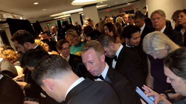 지난 25일(현지시간) 미국 워싱턴DC의 힐튼 워싱턴 호텔에서 열린 백악관출입기자협회 연례 만찬 행사 도중 행사장 주변에서 괴한이 총을 쏘며 진입을 시도한 사건이 발생해 참석자들이 서둘러 행사장을 떠나고 있다. 연합뉴스