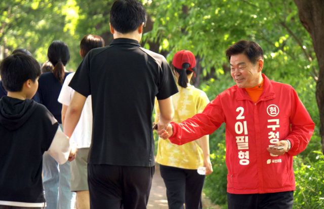 이필형(오른쪽) 동대문구청장 후보가 중랑천 일대에서 주민들과 인사를 나누며 선거운동을 펼치고 있다. 이필형 동대문구청장 국민의힘 후보 캠프 제공