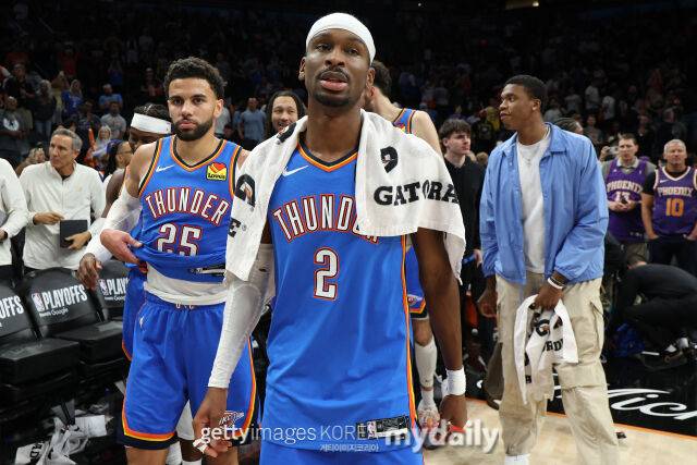 길저스-알렉산더(가운데 2번)가 28일 피닉스와 경기에서 승리한 후 퇴장하고 있다. /게티이미지코리아