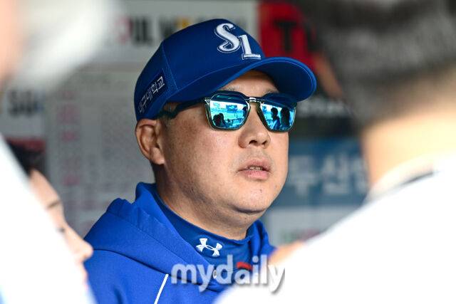 28일 서울 잠실야구장에서 열린 '2026 신한 SOL BANK KBO리그' 두산 베어스와 삼성 라이온즈 경기.삼성 박진만 감독이 경기 전 인터뷰를 하고 있다./잠실=한혁승 기자